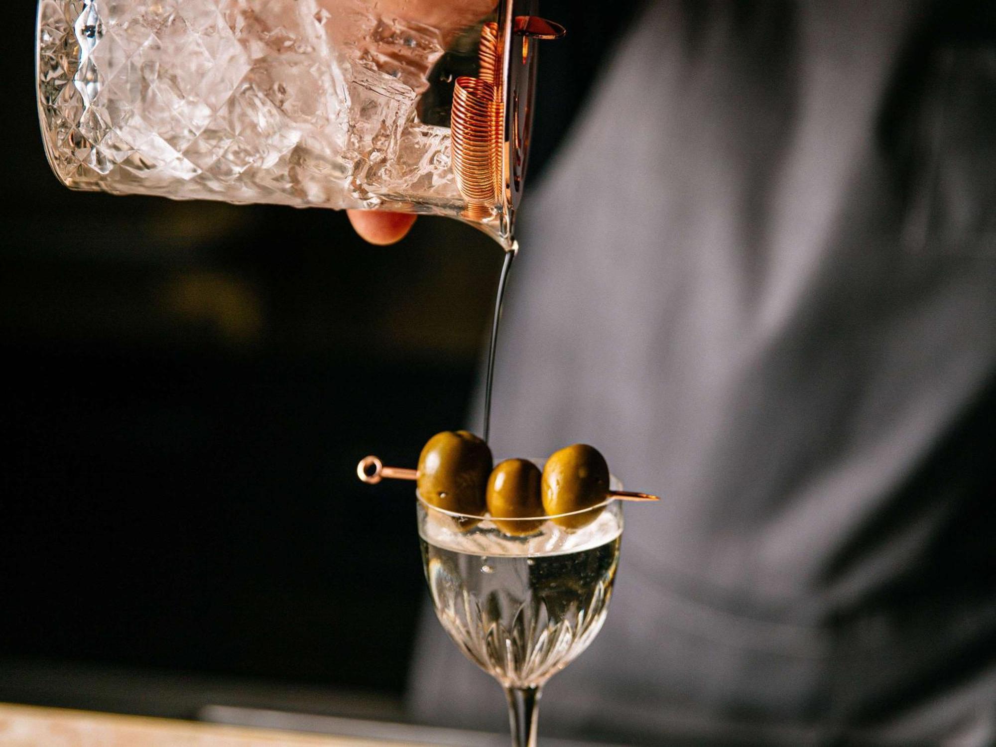 Pullman Melbourne City Centre Eksteriør bilde A martini being poured