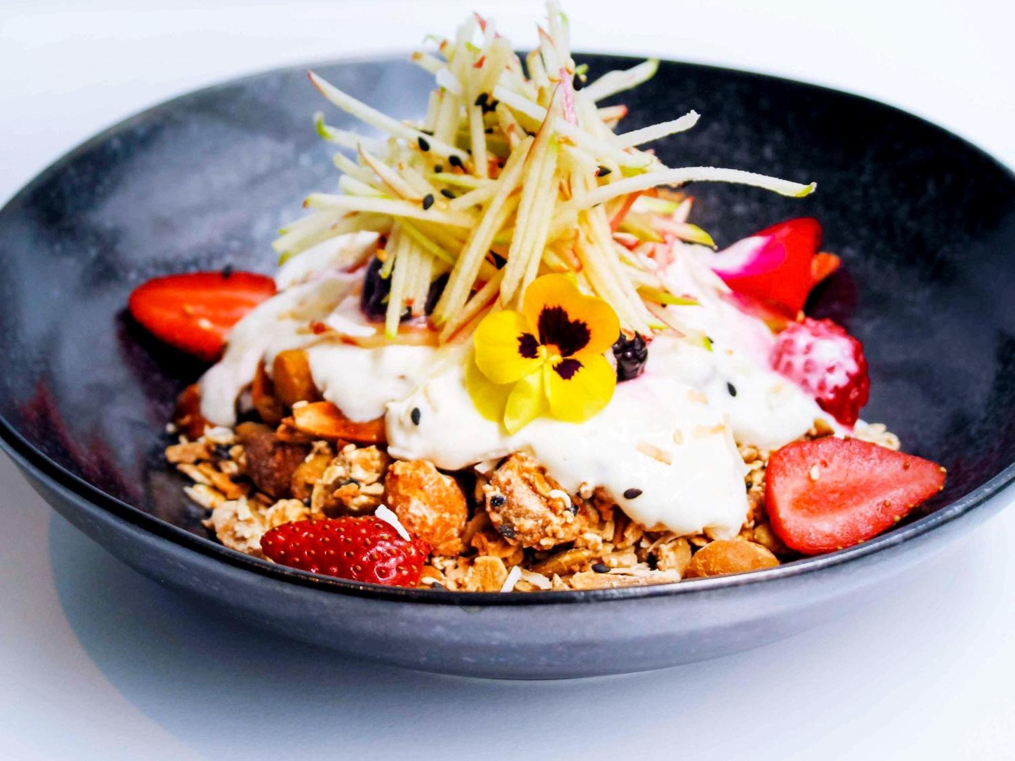 Pullman Melbourne City Centre Eksteriør bilde Muesli with yoghurt and fruit