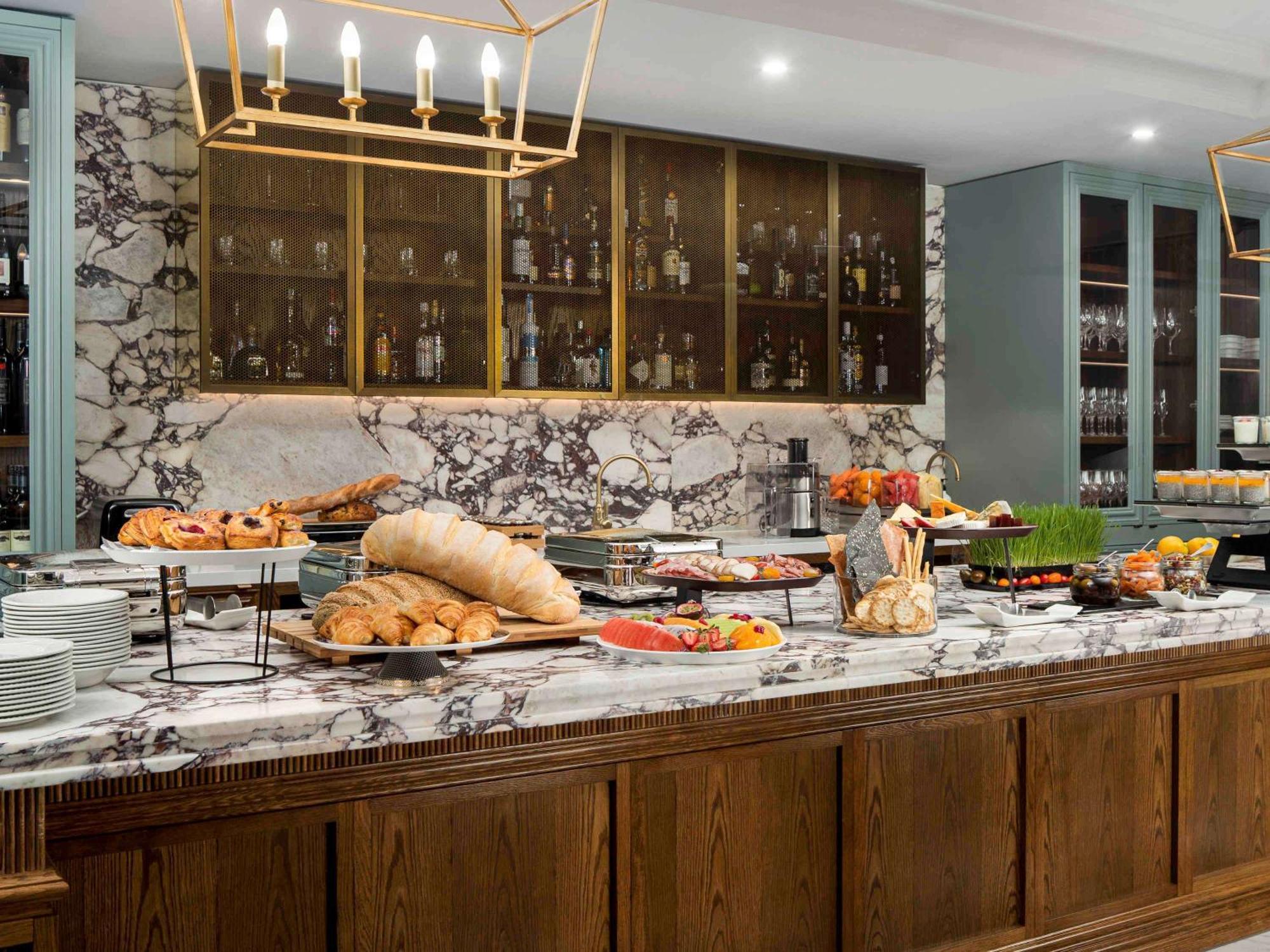 Pullman Melbourne City Centre Eksteriør bilde The buffet at the hotel's restaurant, The Kitchen