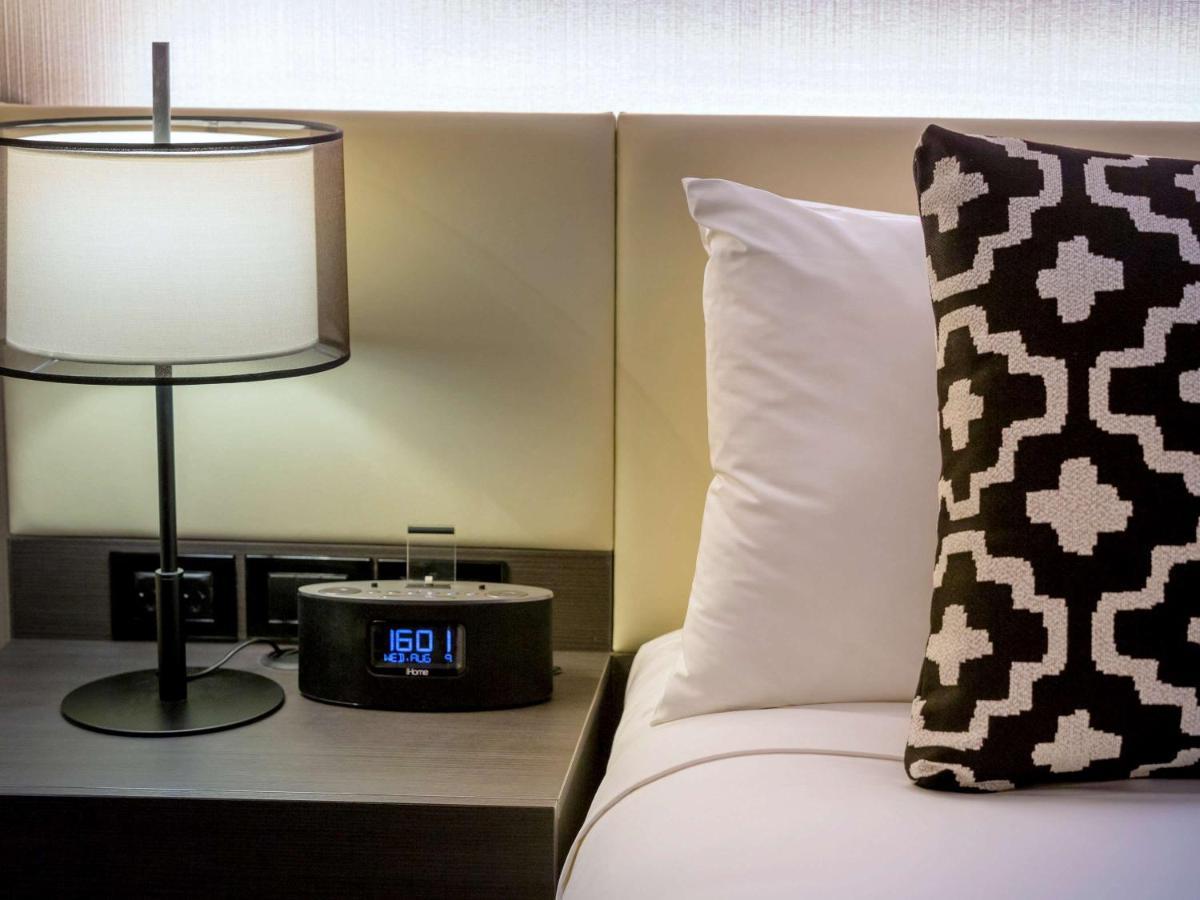 Pullman Melbourne City Centre Eksteriør bilde A digital alarm clock